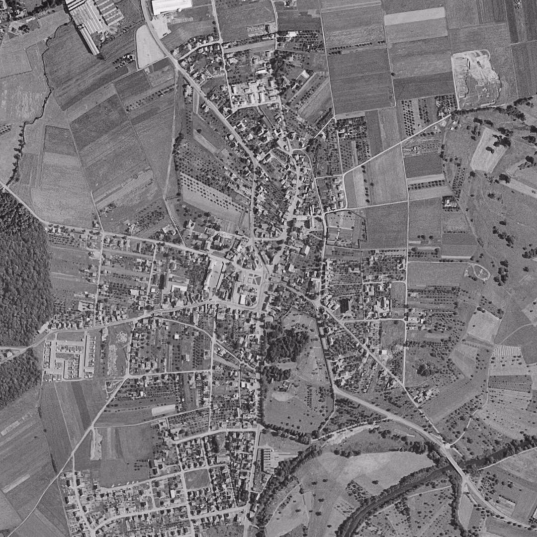 Illzach en 1961, le centre vu du ciel, au même cadrage