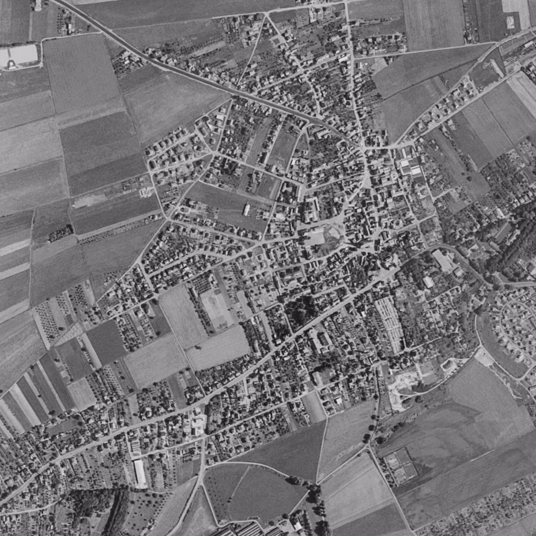 Pfastatt en 1961, le centre vu du ciel, au même cadrage