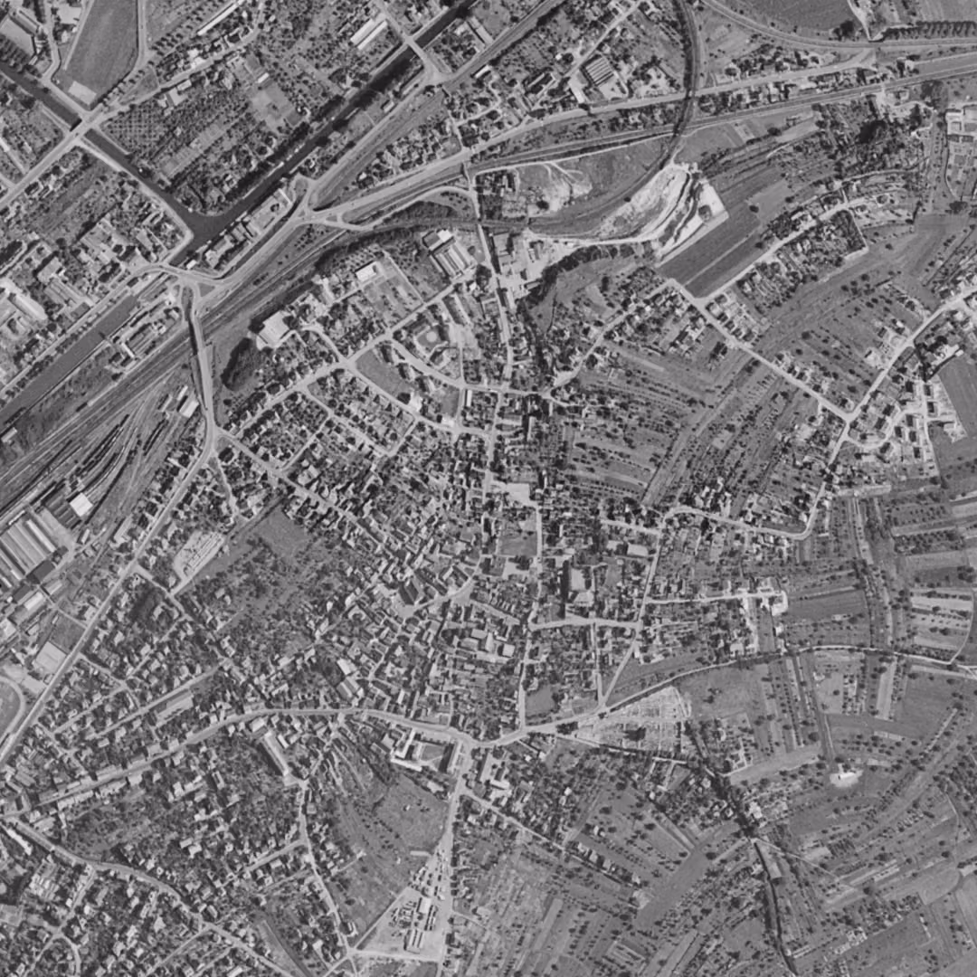 Riedisheim en 1961, le centre vu du ciel, au même cadrage