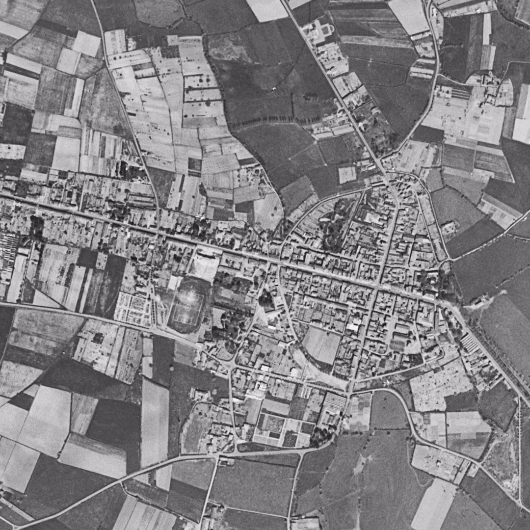 Belleville-en-Beaujolais en 1954, le centre vu du ciel, au même cadrage