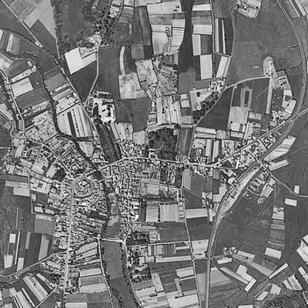 Brignais en 1954, le centre vu du ciel, au même cadrage