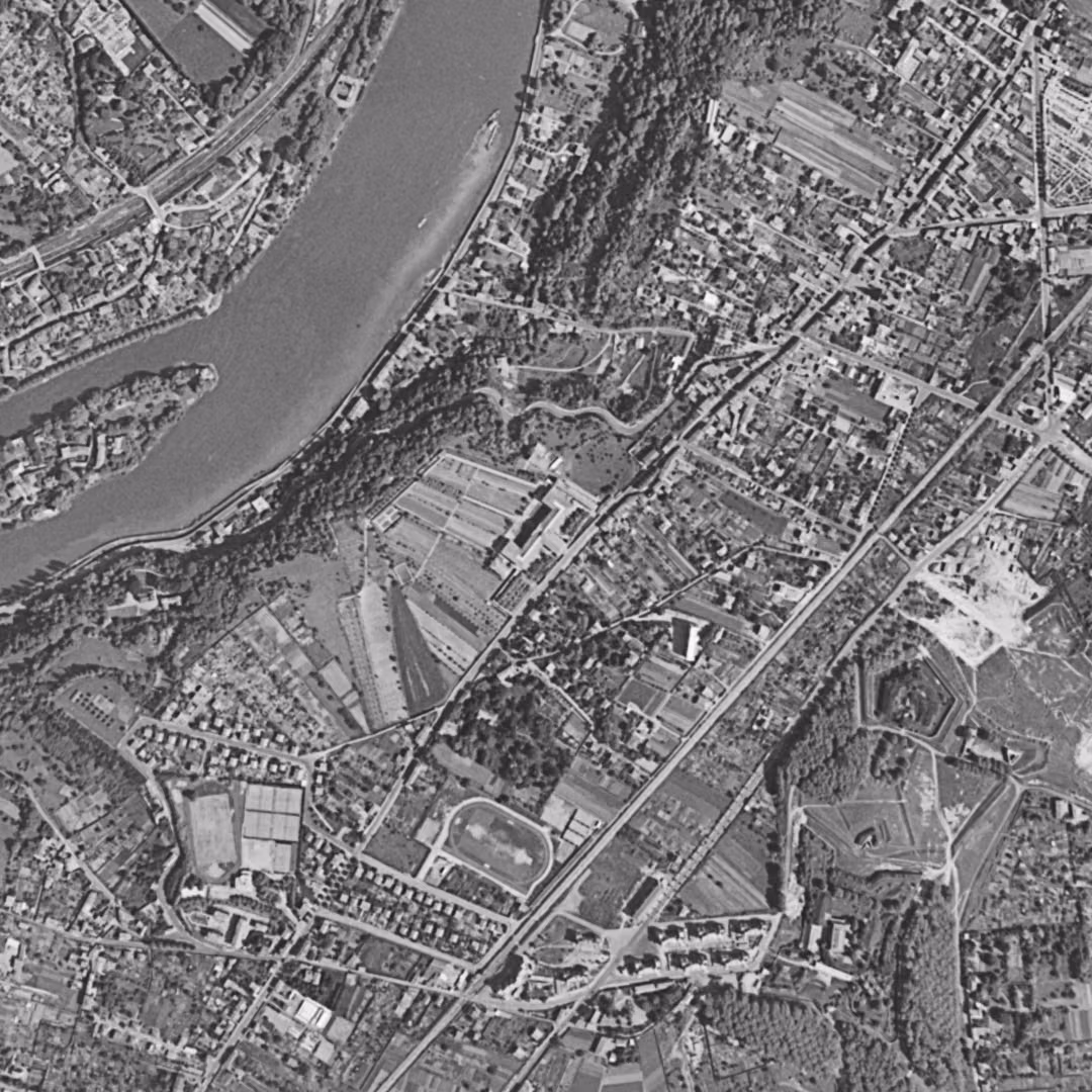 Caluire-et-Cuire en 1956, le centre vu du ciel, au même cadrage