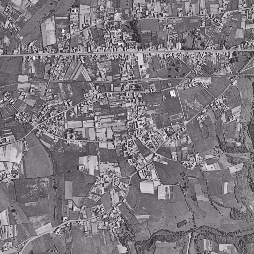 Craponne en 1956, le centre vu du ciel, au même cadrage