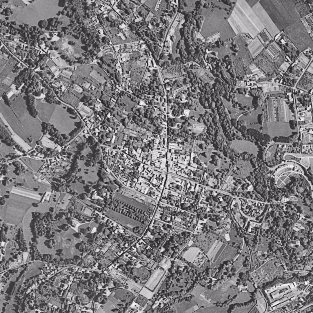 Écully en 1956, le centre vu du ciel, au même cadrage