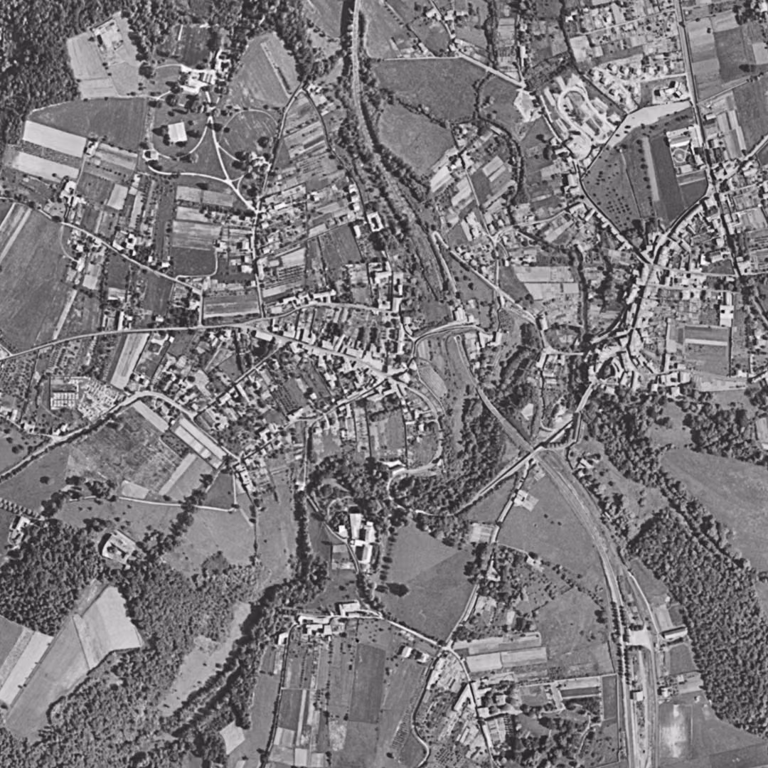 Francheville en 1956, le centre vu du ciel, au même cadrage