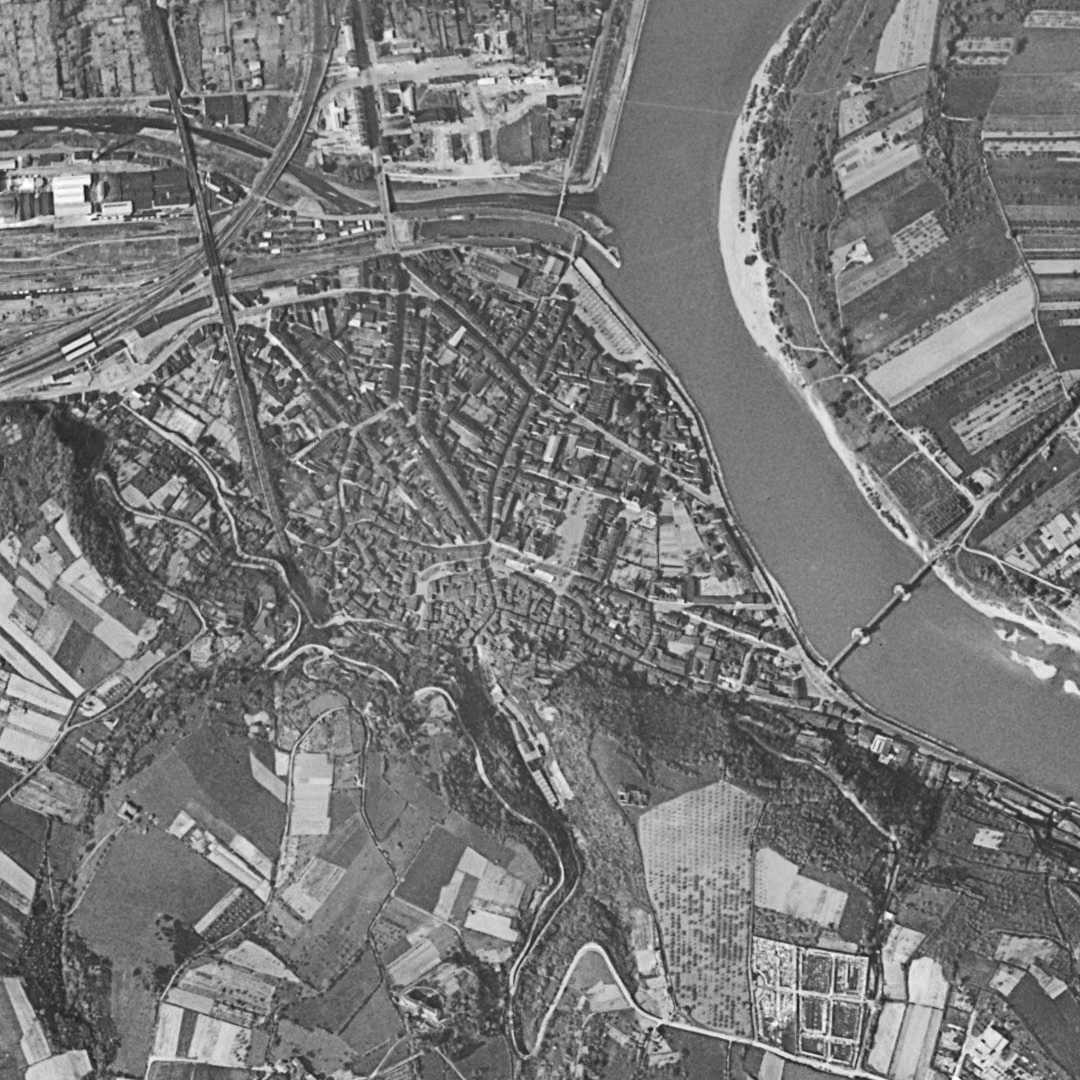 Givors en 1954, le centre vu du ciel, au même cadrage