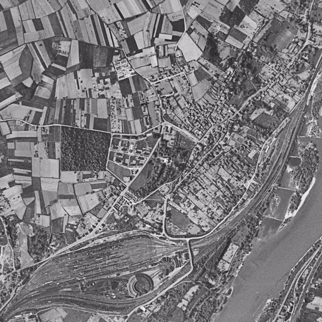 Grigny-sur-Rhône en 1954, le centre vu du ciel, au même cadrage