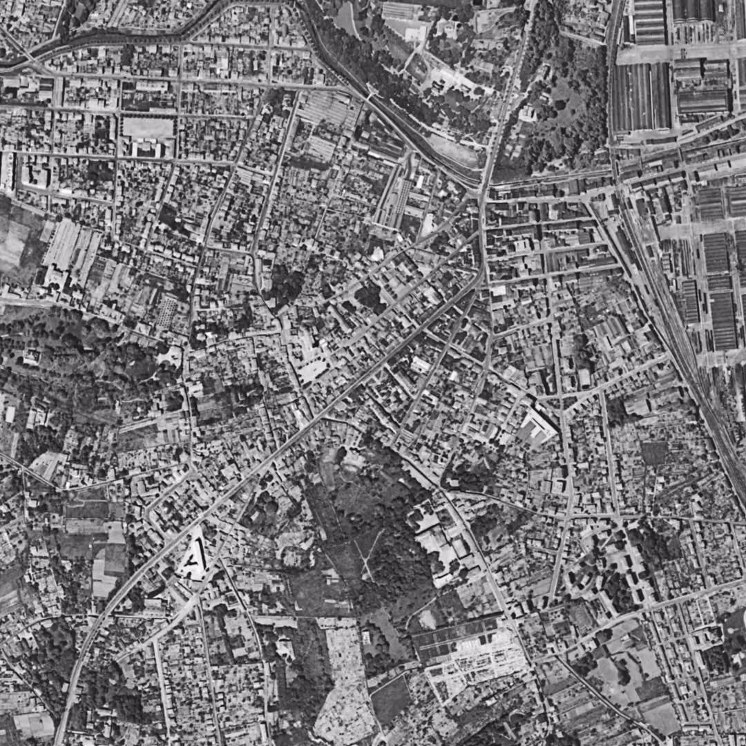 Oullins-Pierre-Bénite en 1954, le centre vu du ciel, au même cadrage