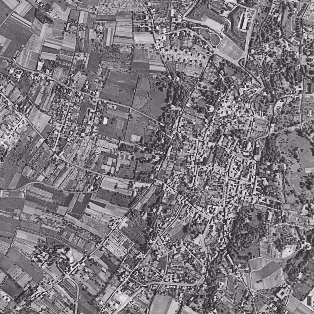 Sainte-Foy-lès-Lyon en 1956, le centre vu du ciel, au même cadrage