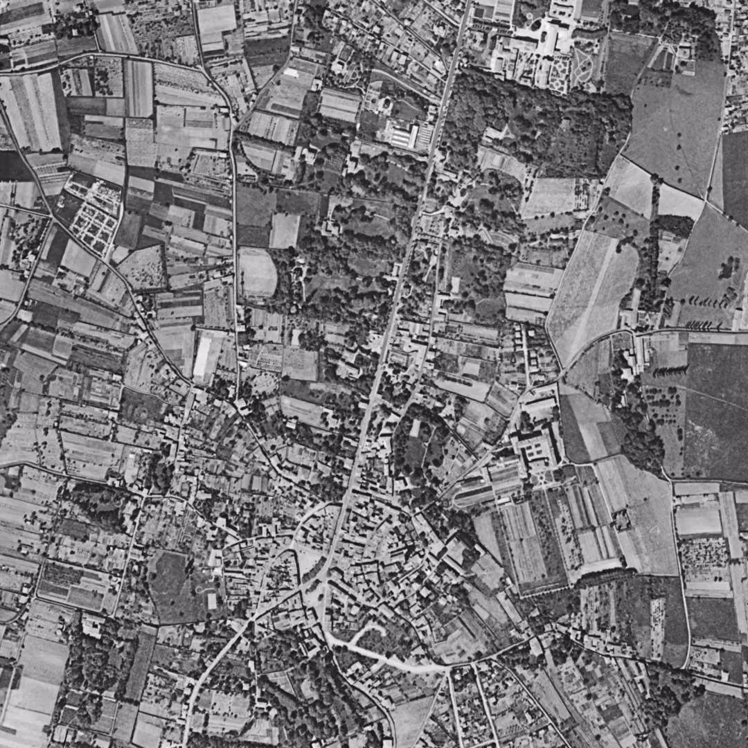 Saint-Genis-Laval en 1954, le centre vu du ciel, au même cadrage