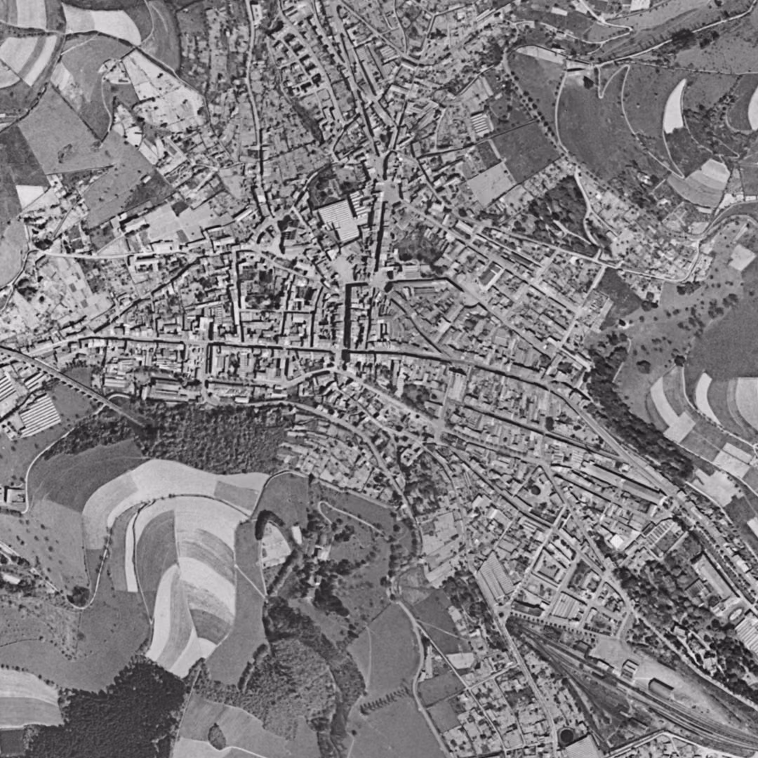 Tarare en 1954, le centre vu du ciel, au même cadrage