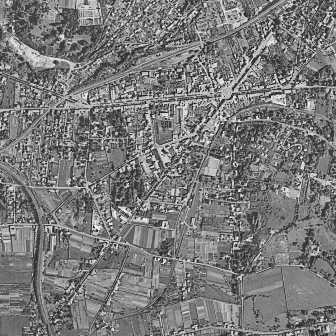 Tassin-la-Demi-Lune en 1956, le centre vu du ciel, au même cadrage