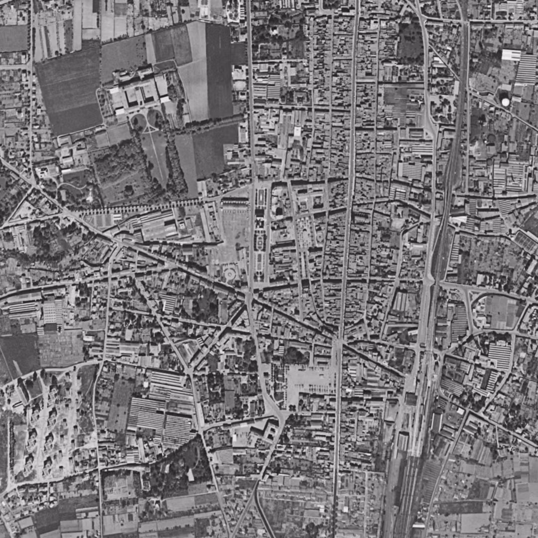 Villefranche-sur-Saône en 1954, le centre vu du ciel, au même cadrage