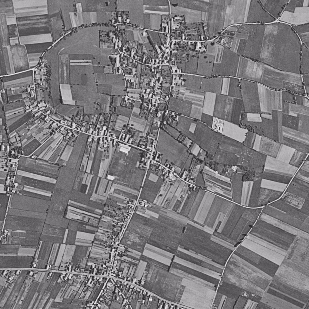 Chassieu en 1956, le centre vu du ciel, au même cadrage