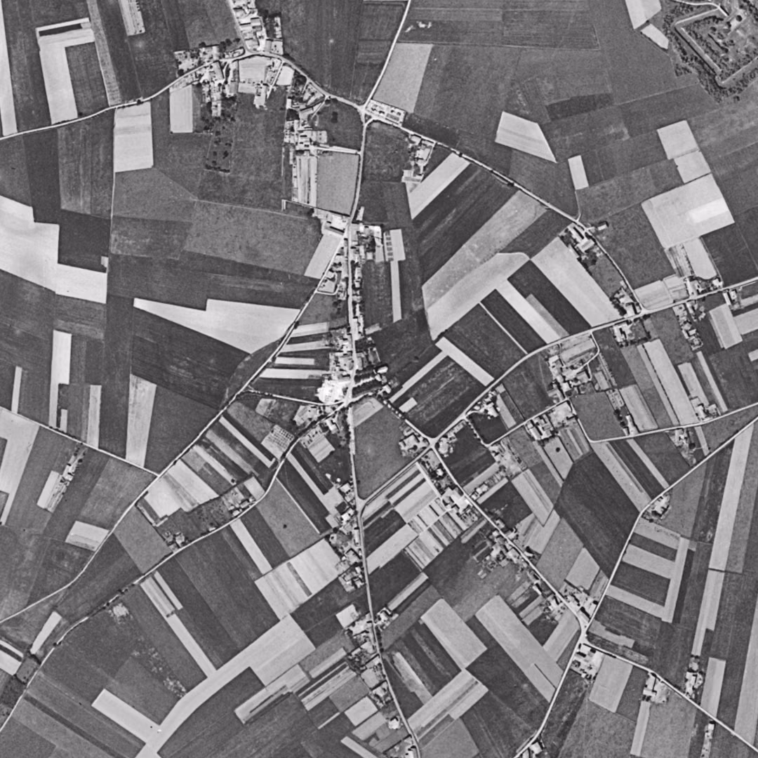 Corbas en 1954, le centre vu du ciel, au même cadrage