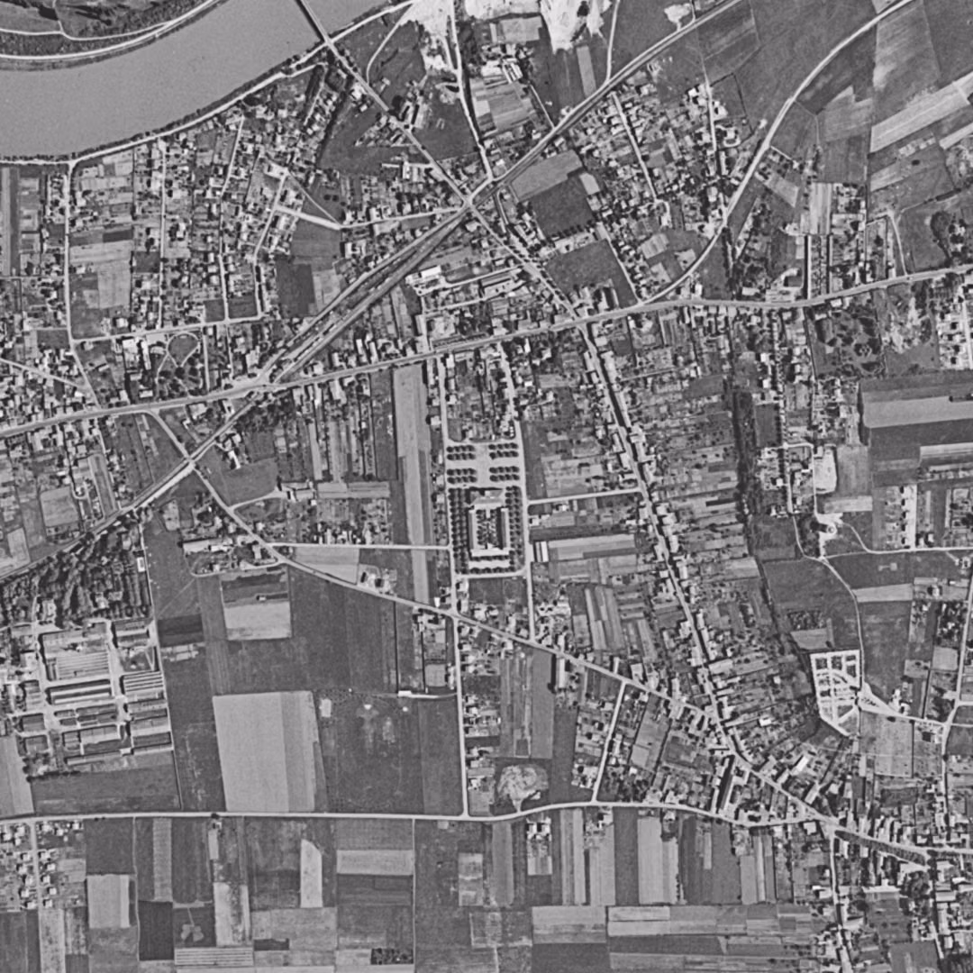 Décines-Charpieu en 1956, le centre vu du ciel, au même cadrage