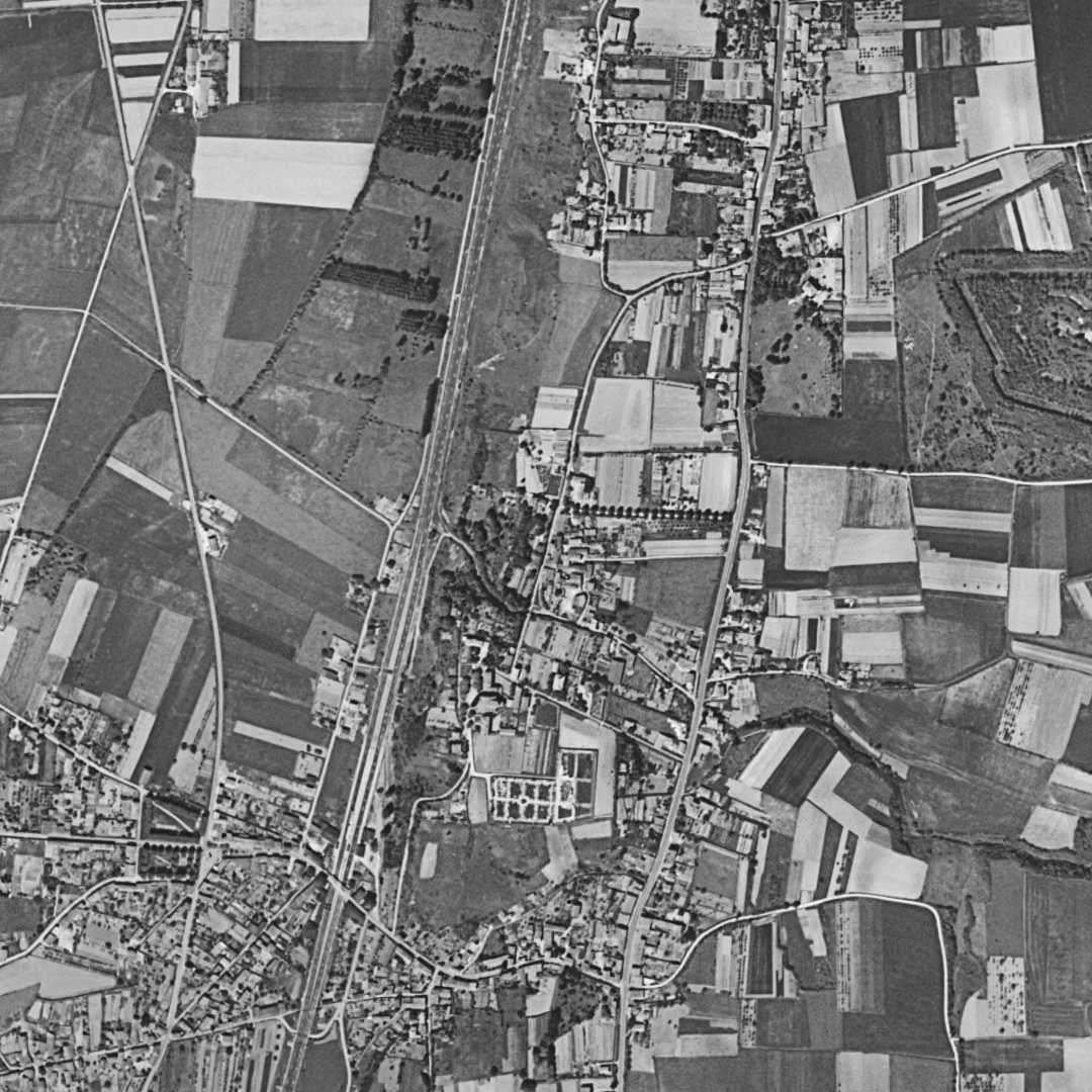 Feyzin en 1954, le centre vu du ciel, au même cadrage