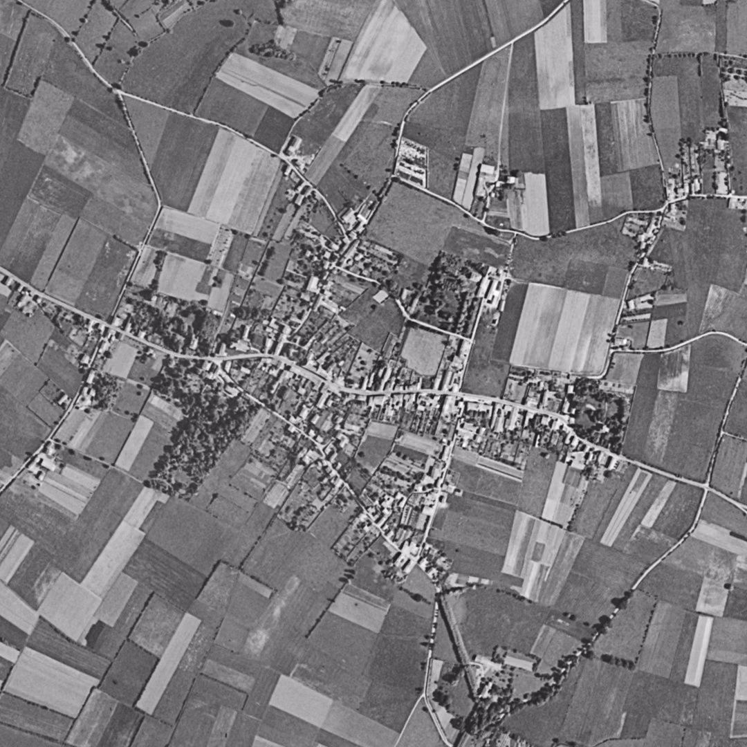 Genas en 1956, le centre vu du ciel, au même cadrage
