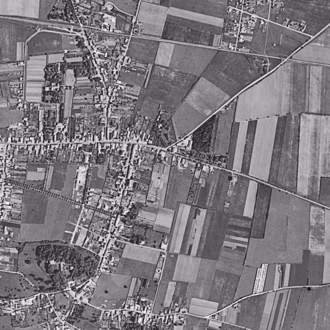 Meyzieu en 1956, le centre vu du ciel, au même cadrage