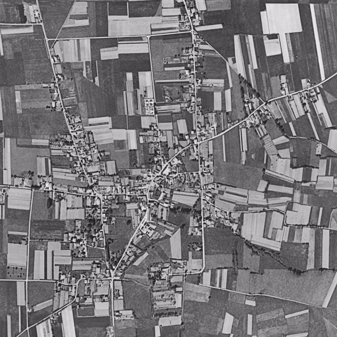 Mions en 1954, le centre vu du ciel, au même cadrage