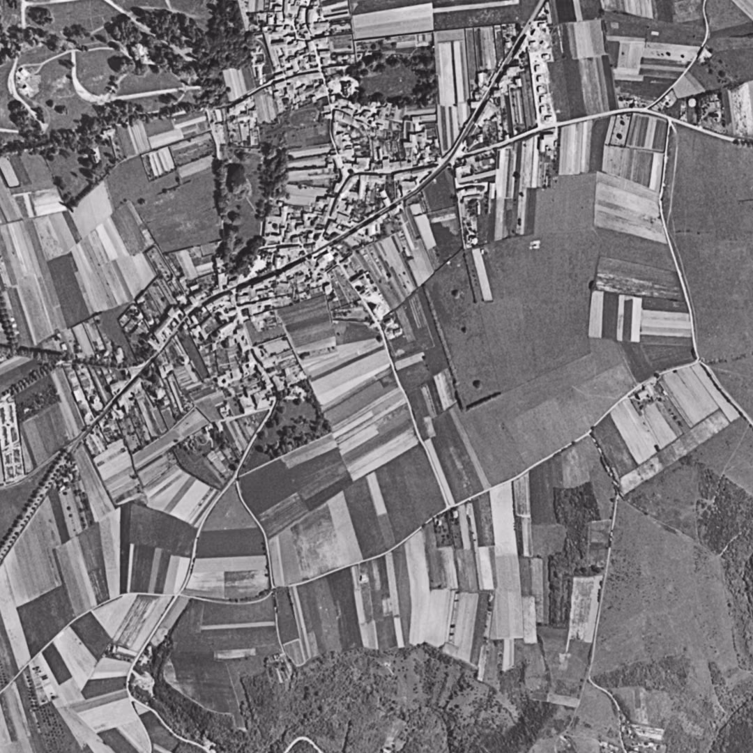 Rillieux-la-Pape en 1954, le centre vu du ciel, au même cadrage
