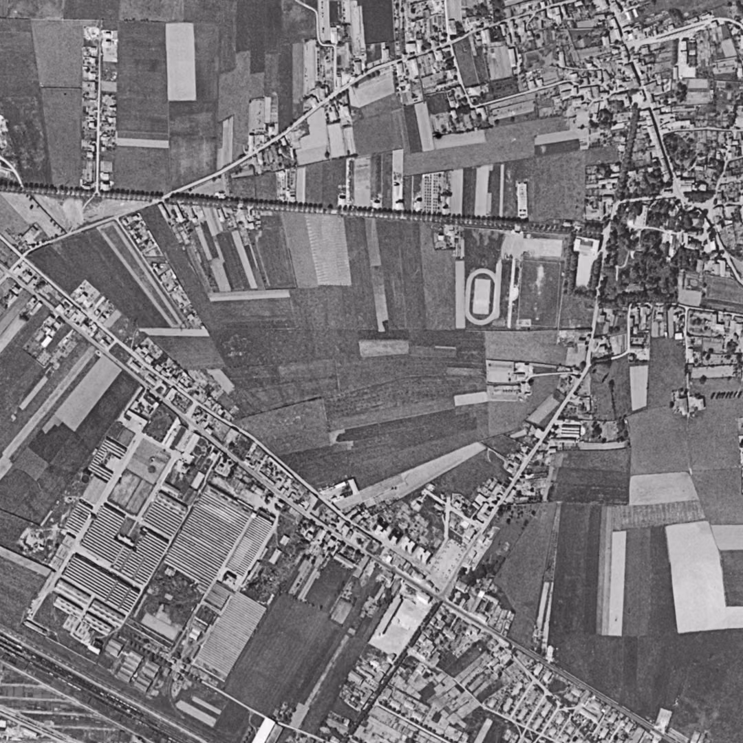 Saint-Priest en 1954, le centre vu du ciel, au même cadrage