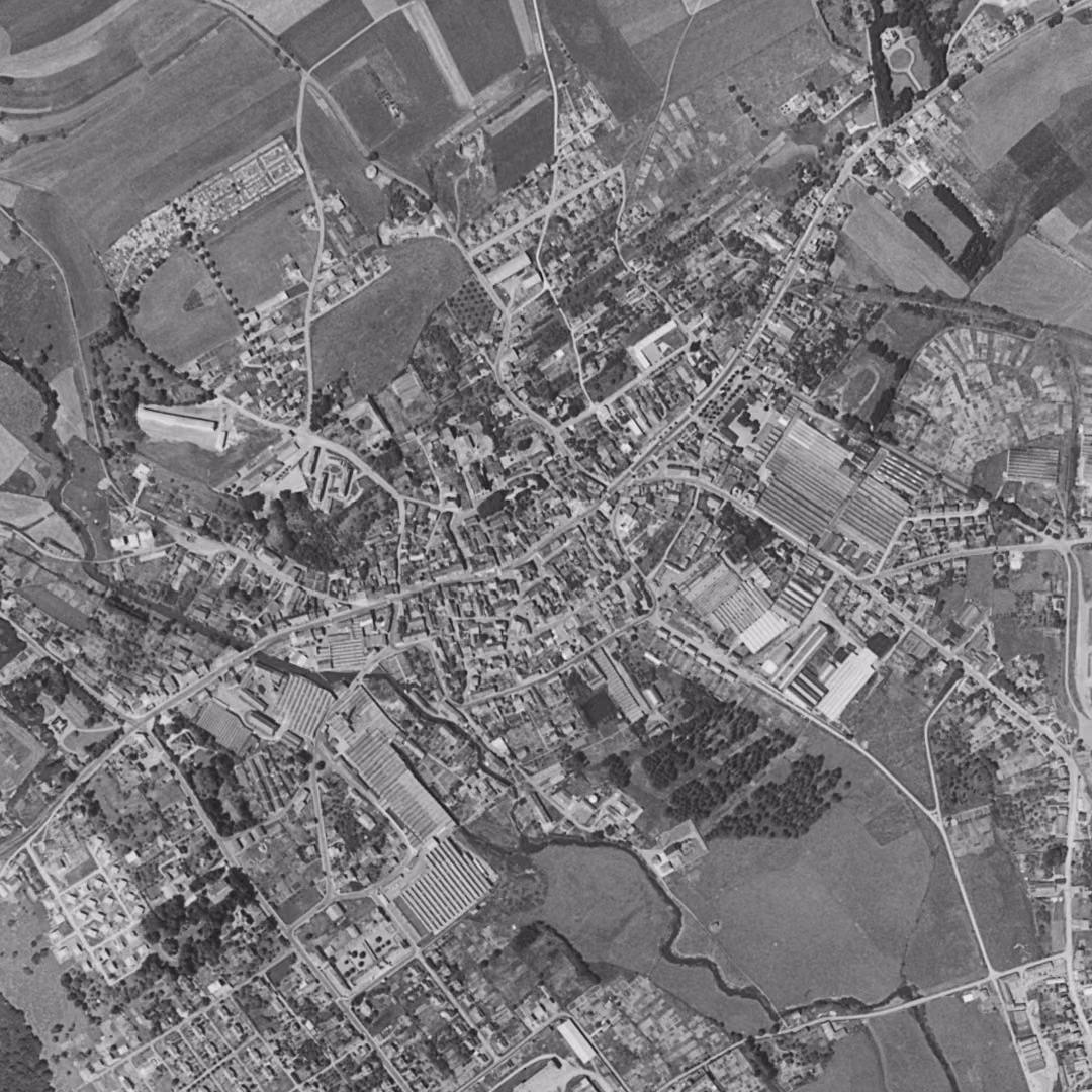 Héricourt en 1961, le centre vu du ciel, au même cadrage