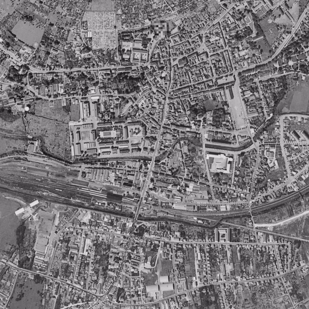 Vesoul en 1961, le centre vu du ciel, au même cadrage