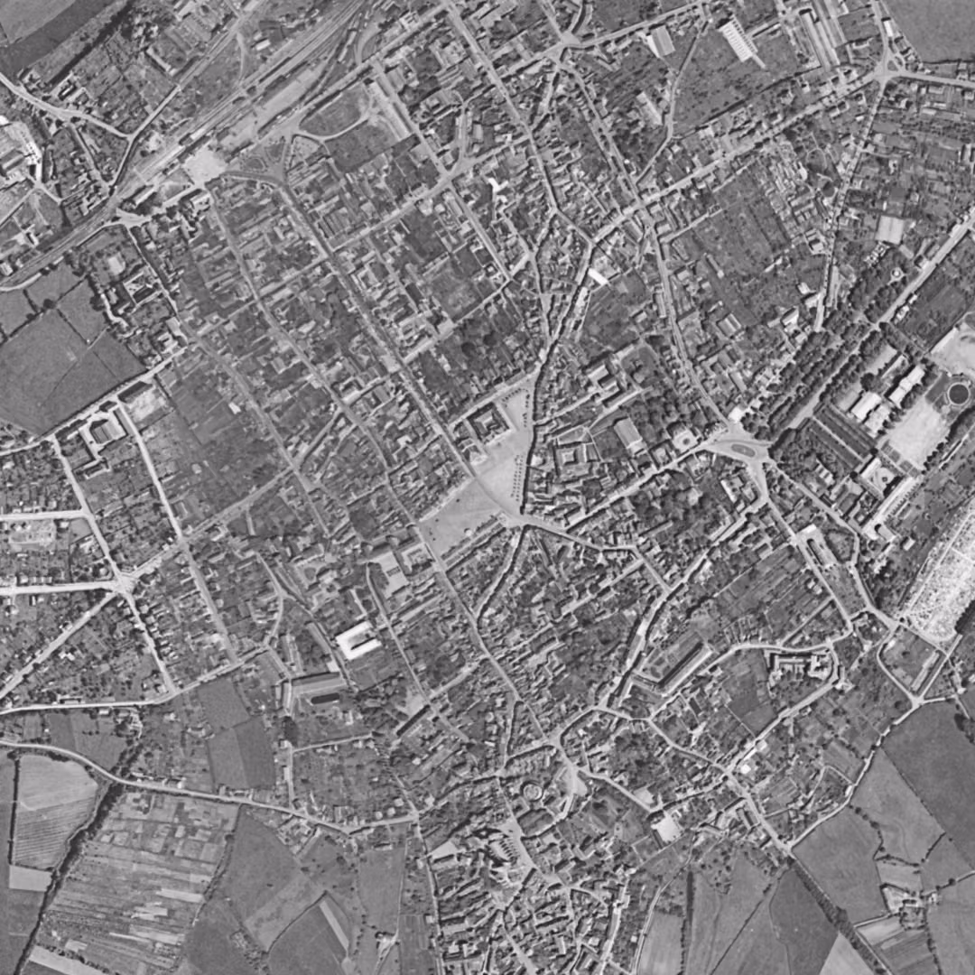 Autun en 1954, le centre vu du ciel, au même cadrage