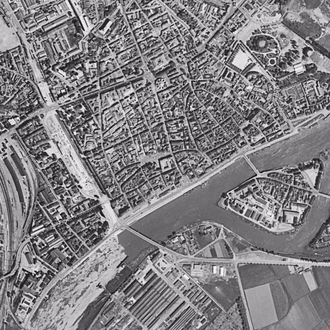 Chalon-sur-Saône en 1962, le centre vu du ciel, au même cadrage