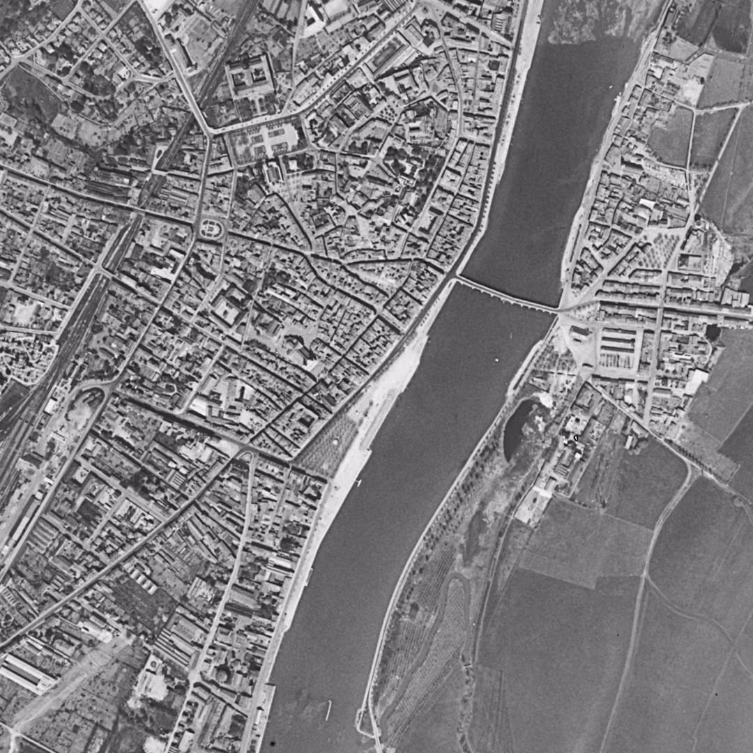 Mâcon en 1954, le centre vu du ciel, au même cadrage