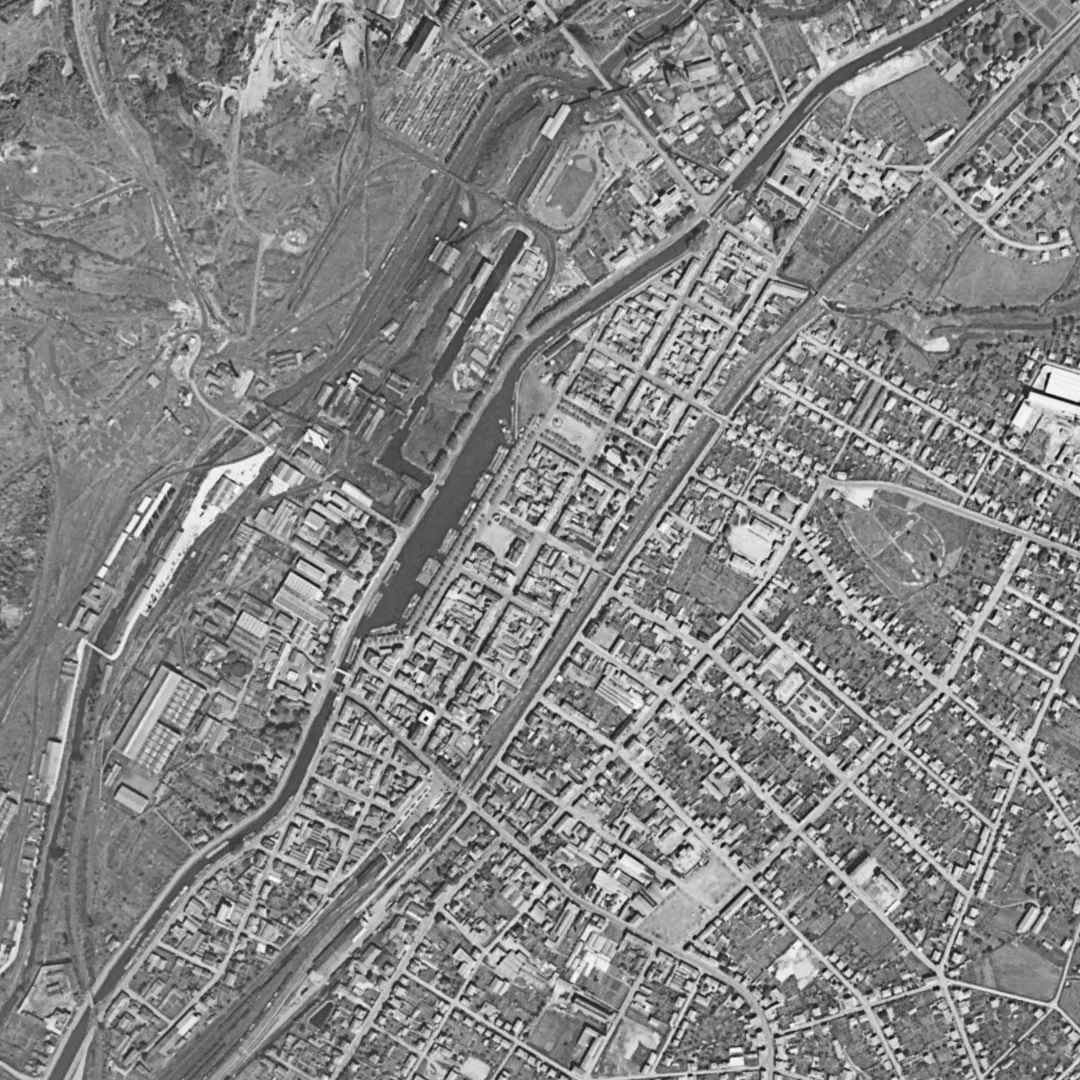 Montceau-les-Mines en 1954, le centre vu du ciel, au même cadrage
