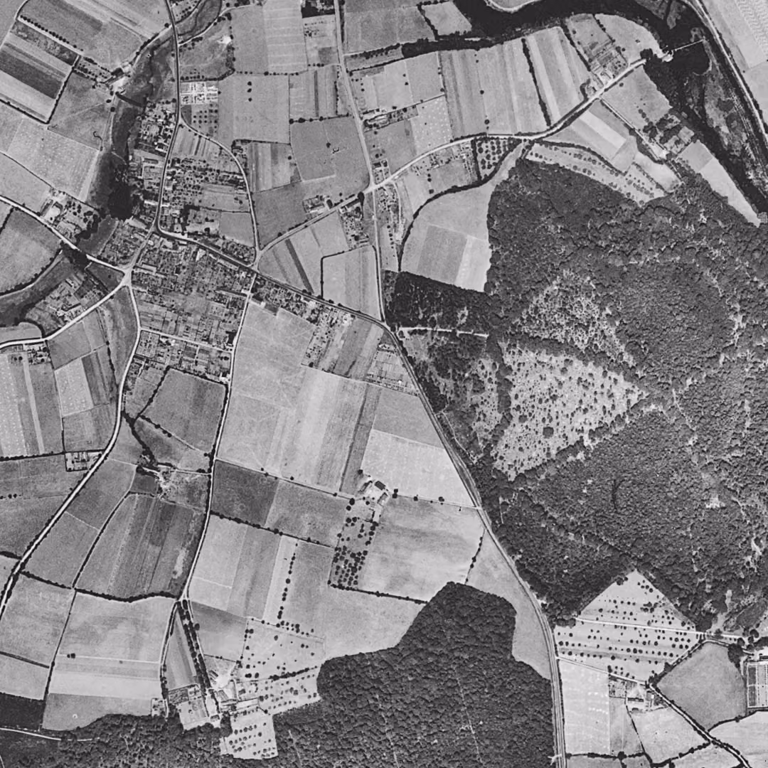Allonnes en 1949, le centre vu du ciel, au même cadrage