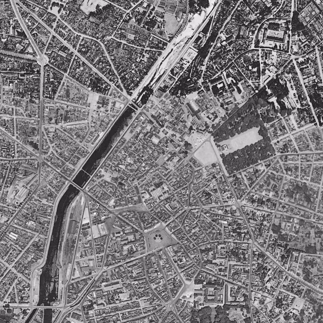 Le Mans en 1949, le centre vu du ciel, au même cadrage