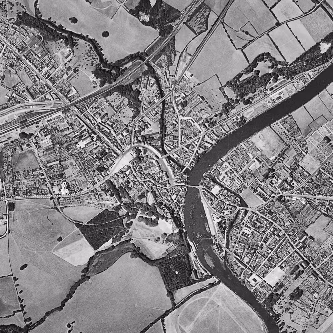 Sablé-sur-Sarthe en 1949, le centre vu du ciel, au même cadrage