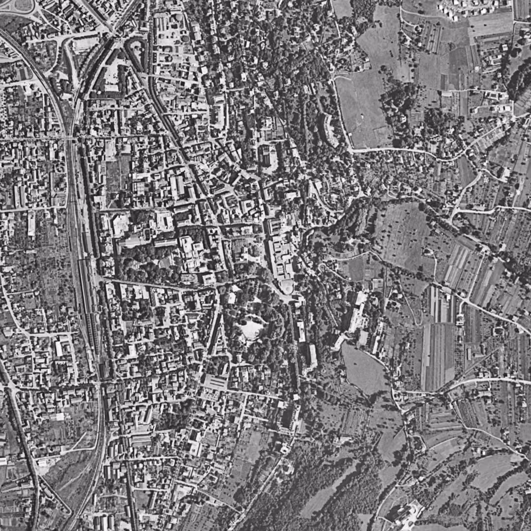 Aix-les-Bains en 1956, le centre vu du ciel, au même cadrage