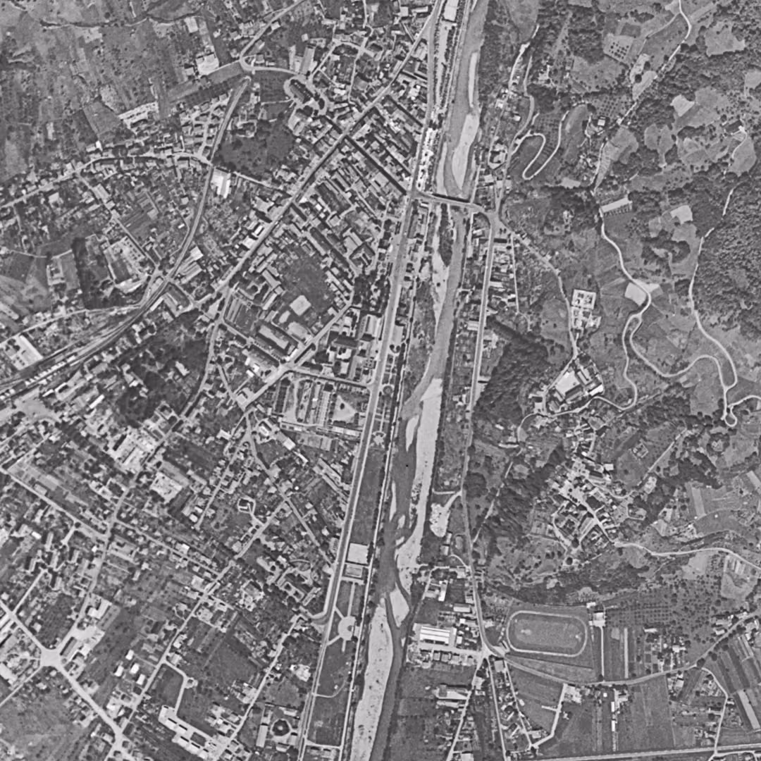 Albertville en 1956, le centre vu du ciel, au même cadrage