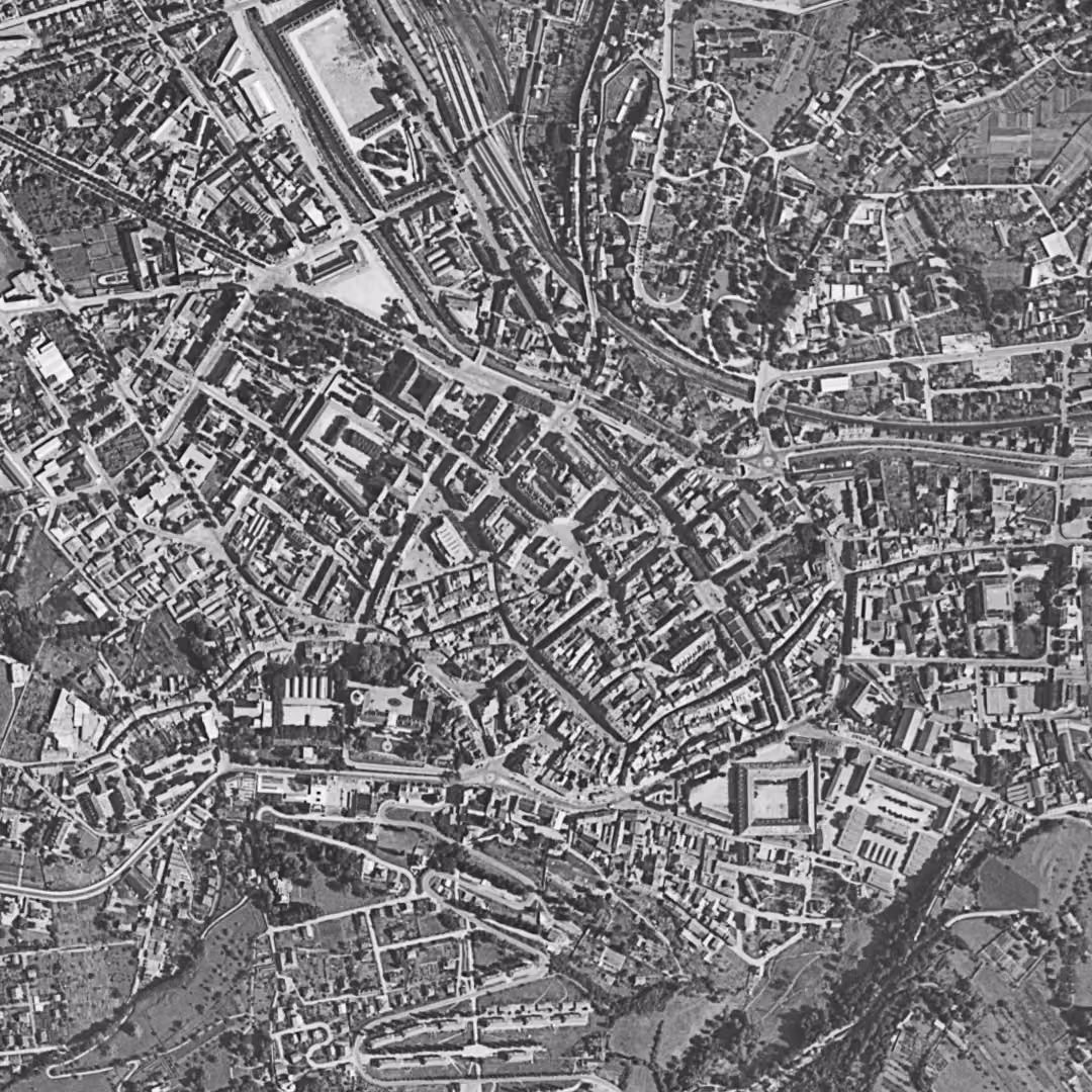 Chambéry en 1956, le centre vu du ciel, au même cadrage