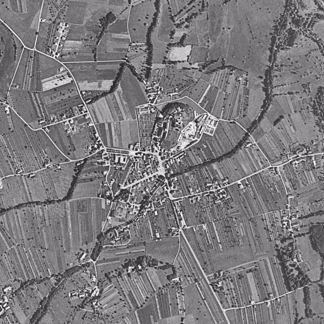 La Motte-Servolex en 1956, le centre vu du ciel, au même cadrage