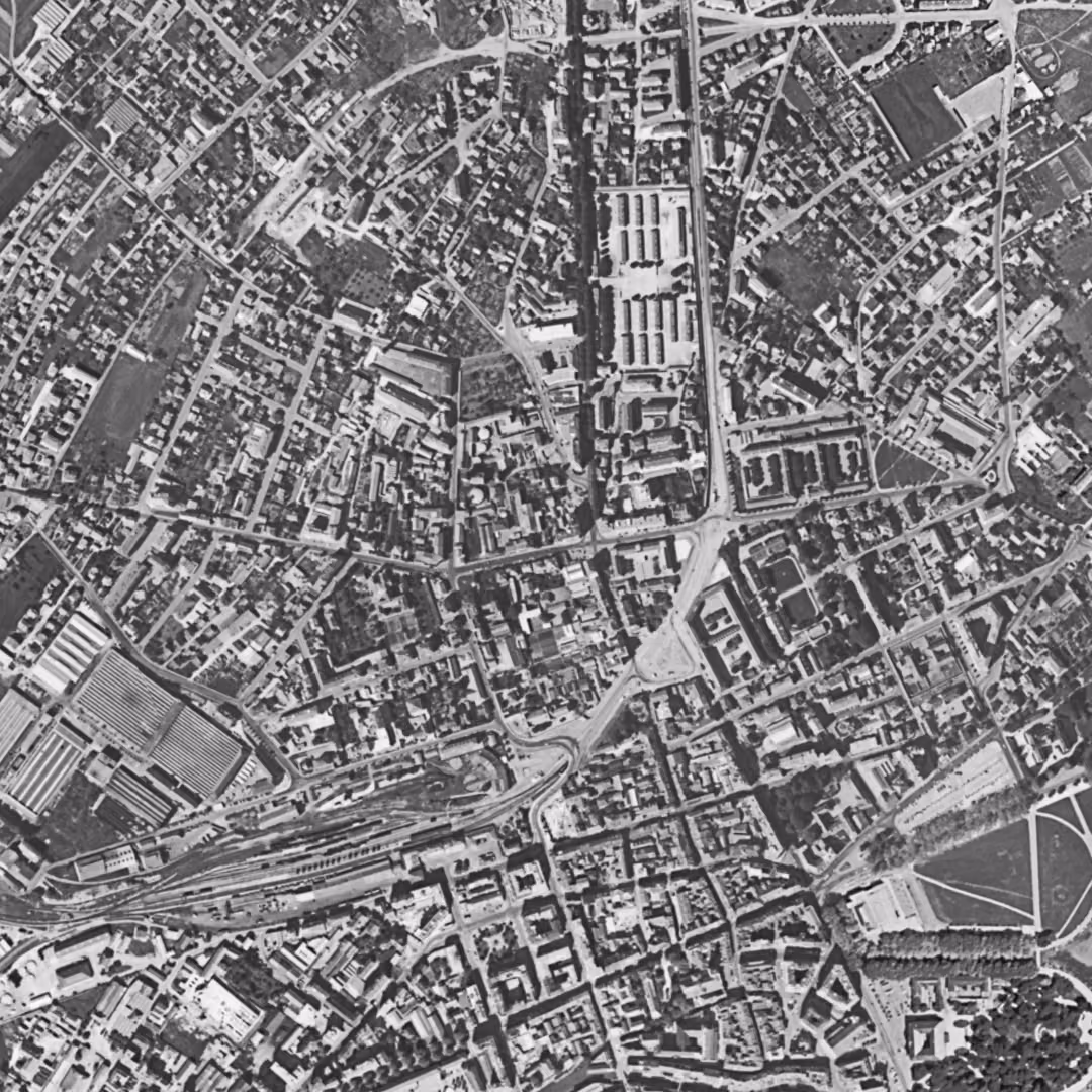 Annecy en 1963, le centre vu du ciel, au même cadrage