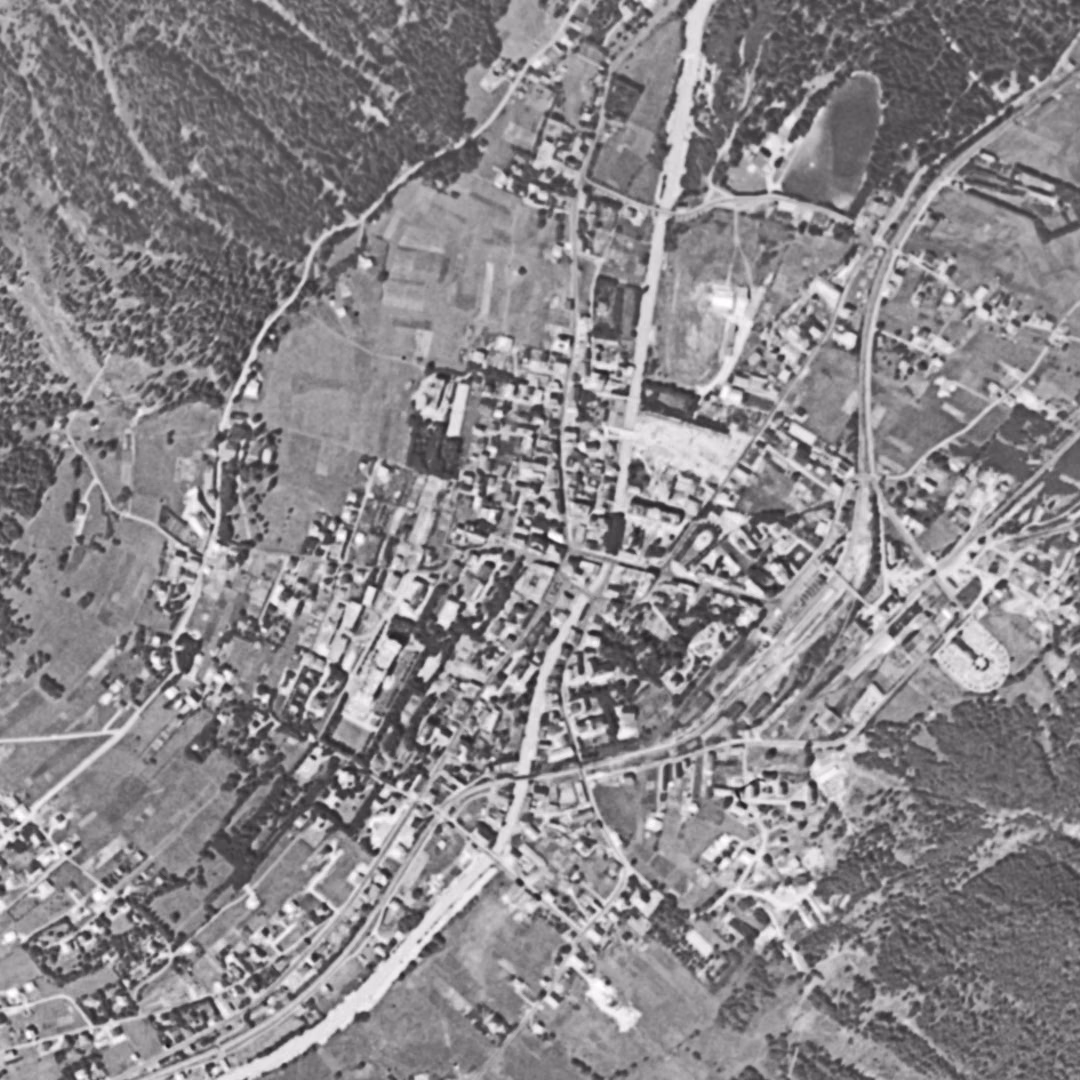 Chamonix-Mont-Blanc en 1952, le centre vu du ciel, au même cadrage