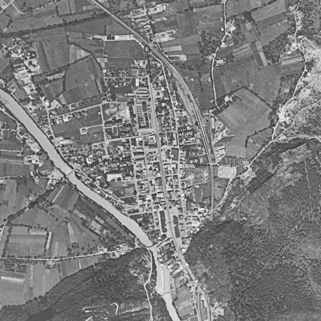 Cluses en 1952, le centre vu du ciel, au même cadrage