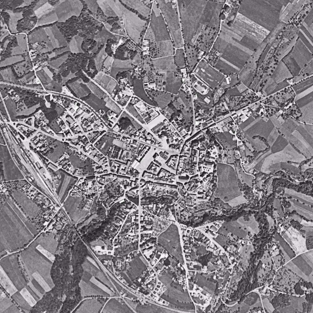 La Roche-sur-Foron en 1956, le centre vu du ciel, au même cadrage