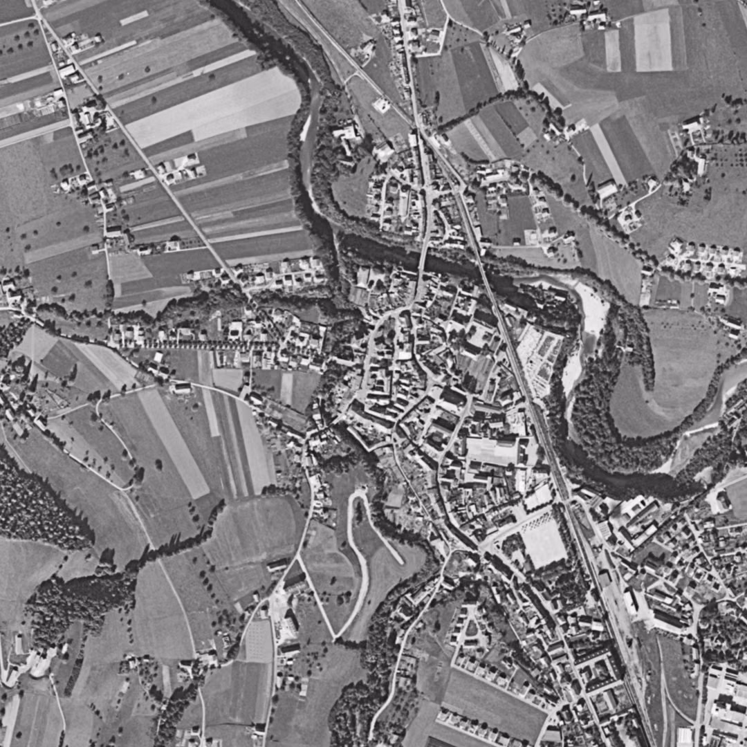 Rumilly en 1963, le centre vu du ciel, au même cadrage