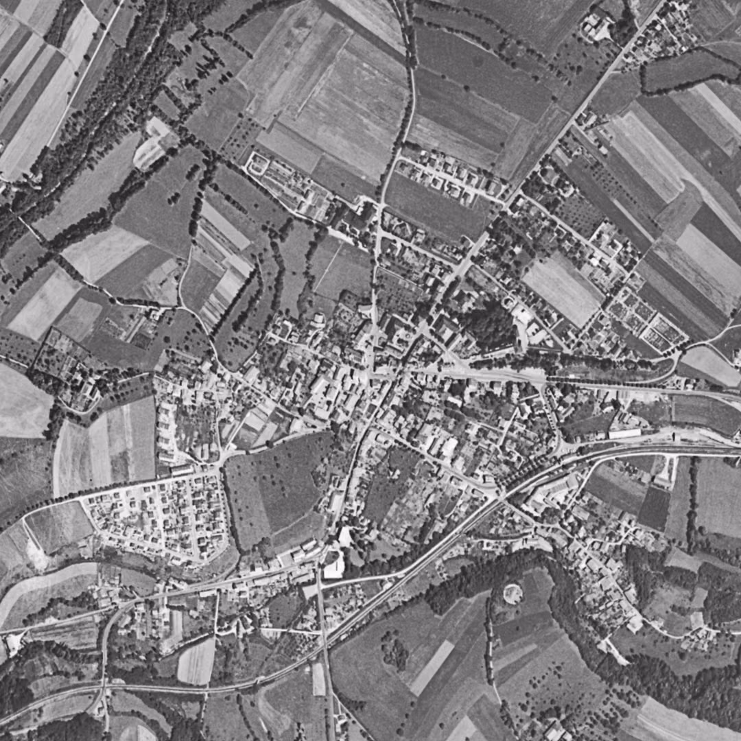 Saint-Julien-en-Genevois en 1961, le centre vu du ciel, au même cadrage