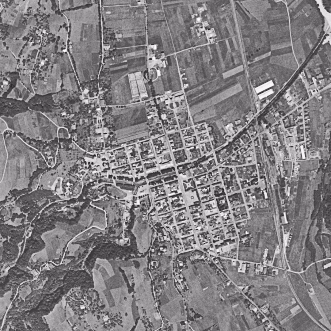 Sallanches en 1952, le centre vu du ciel, au même cadrage