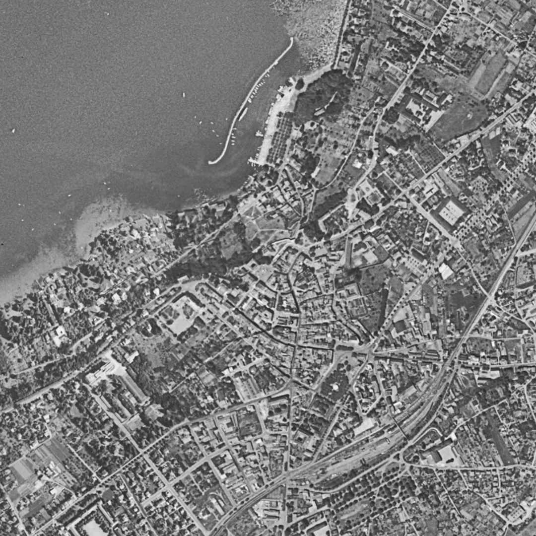 Thonon-les-Bains en 1952, le centre vu du ciel, au même cadrage