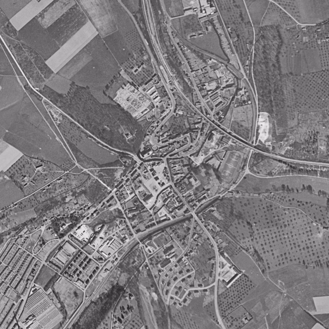 Barentin en 1955, le centre vu du ciel, au même cadrage