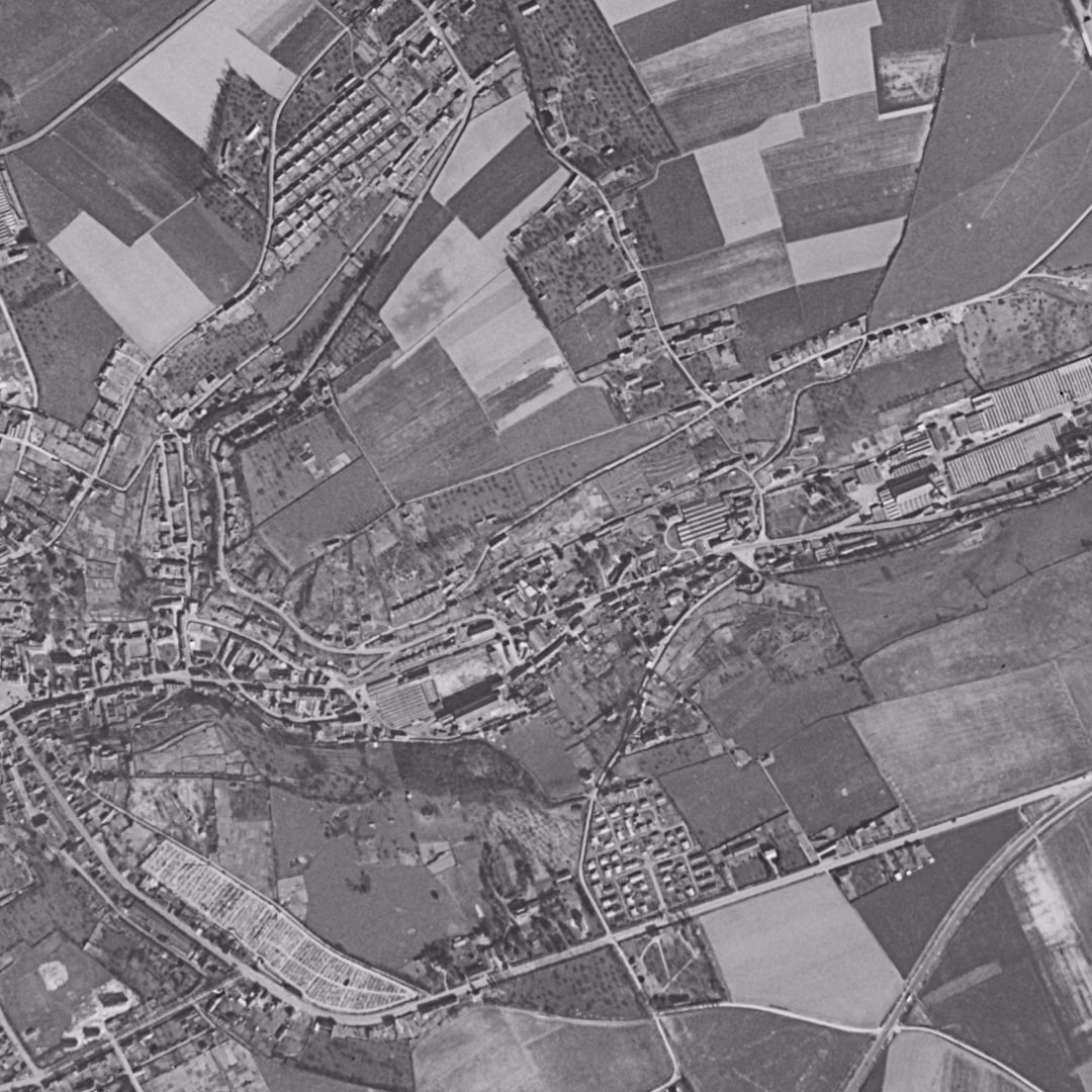 Bolbec en 1955, le centre vu du ciel, au même cadrage