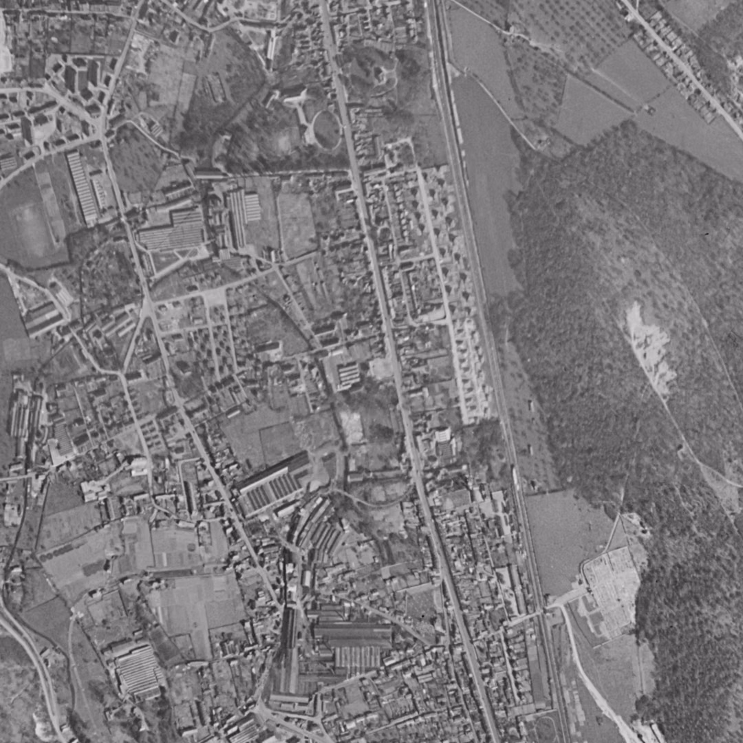 Déville-lès-Rouen en 1955, le centre vu du ciel, au même cadrage